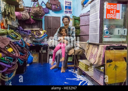 JODHPUR, INDE - 17 février 2015 : siège à l'intérieur de cet atelier étaient il fait des sacs de womans. Banque D'Images