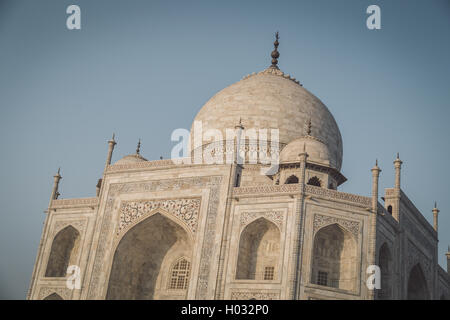 Vue rapprochée du Taj Mahal de côté nord-est. Post-traités avec le grain, la texture et l'effet de couleur. Banque D'Images