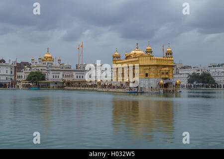 AMRITSAR, INDE - 01 mars 2015 : pèlerins dans le Temple d'Or, le plus sacré des gurdwaras sikhs dans le monde. Banque D'Images