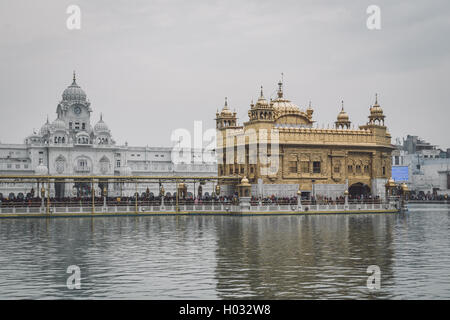 AMRITSAR, INDE - 01 mars 2015 : Pèlerins au Temple d'Or, le plus sacré des gurdwaras sikhs dans le monde. Poste a traité avec la texture Banque D'Images