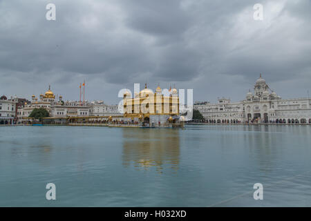 AMRITSAR, INDE - 01 mars 2015 : pèlerins dans le Temple d'Or, le plus sacré des gurdwaras sikhs dans le monde. Banque D'Images