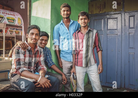 KAMALAPURAM, INDE - 02 février 2015 : les jeunes hommes indiens dans une ville proche de Hampi. Post-traités avec grain, texture et couleur Banque D'Images