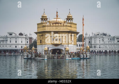 AMRITSAR, INDE - 01 mars 2015 : pèlerins dans le Temple d'Or, le plus sacré des gurdwaras sikhs dans le monde. Post-traités avec du texte Banque D'Images