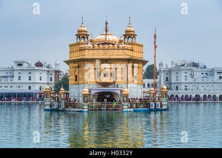 AMRITSAR, INDE - 01 mars 2015 : pèlerins dans le Temple d'Or, le plus sacré des gurdwaras sikhs dans le monde. Banque D'Images