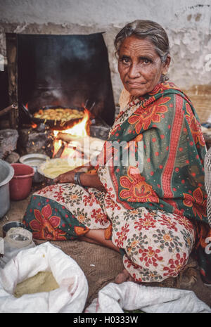 KAMALAPURAM, INDE - 02 février 2015 : personnes âgées femme indienne en vêtements traditionnels légumes frites. Post-traités avec grain, Banque D'Images