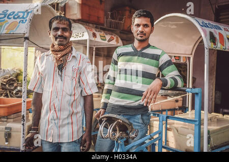 KAMALAPURAM, INDE - 02 février 2015 : Indian ice-cream fournisseurs sur un marché proche de Hampi. Post-traités avec une texture de grain, Banque D'Images