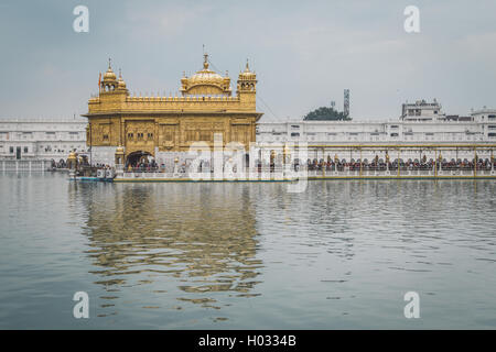 AMRITSAR, INDE - 01 mars 2015 : pèlerins dans le Temple d'Or, le plus sacré des gurdwaras sikhs dans le monde. Post-traités avec du texte Banque D'Images