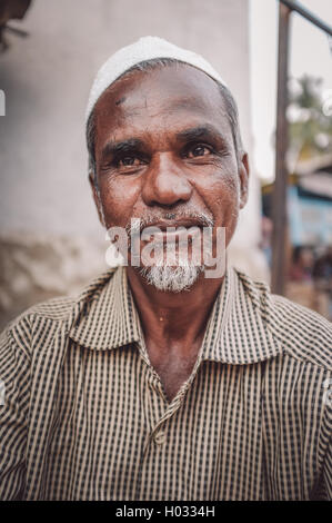 KAMALAPURAM, INDE - 02 février 2015 : indien avec un chapeau religieux. Post-traités avec grain, texture et colou Banque D'Images