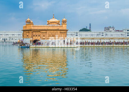 AMRITSAR, INDE - 01 mars 2015 : pèlerins dans le Temple d'Or, le plus sacré des gurdwaras sikhs dans le monde. Banque D'Images