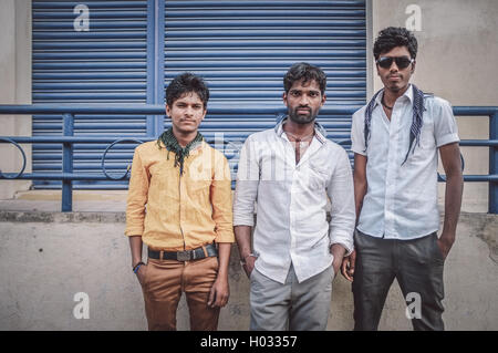 KAMALAPURAM, INDE - 02 février 2015 : trois jeunes indiens se tenir sur un marché proche de Hampi. Post-traités avec grain, Banque D'Images