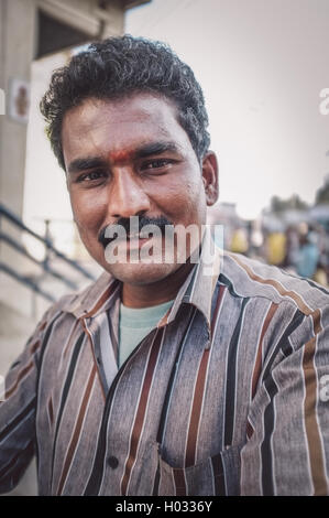 KAMALAPURAM, INDE - 02 février 2015 : Indian man sur un marché proche de Hampi. Post-traités avec grain, texture et couleur Banque D'Images