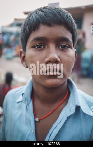 KAMALAPURAM, INDE - 02 février 2015 : jeune Indien sur un marché proche de Hampi. Post-traités avec grain, texture et couleur effe Banque D'Images