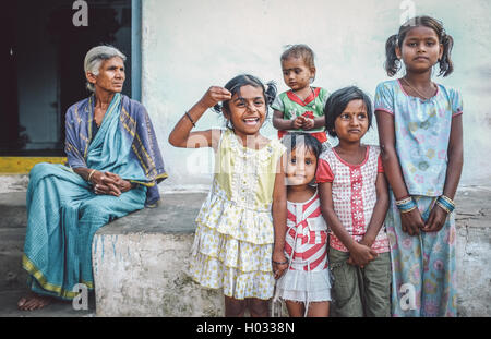 HAMPI, INDE - 31 janvier 2015 : les membres de la famille indienne standing in front of house. Grand-mère donne sur cinq petites-filles. Pos Banque D'Images