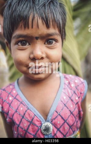 HAMPI, INDE - 31 janvier 2015 : mignonne petite fille indienne avec bindi en robe sur rue. Post-traités avec grain, texture et c Banque D'Images