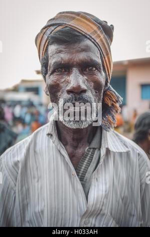 KAMALAPURAM, INDE - 02 février 2015 : homme d'âge moyen sur un marché proche de Hampi porte foulard. Post-traités avec gr Banque D'Images