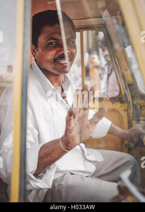 KAMALAPURAM, INDE - 02 février 2015 : delivery man gesticulats en passant par dans un trois-roues. Post-traités avec Banque D'Images