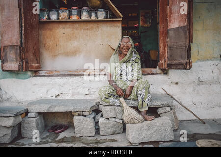 KAMALAPURAM, INDE - 02 février 2015 : vendeur d'indiennes se trouve en dehors de l'atelier, dans une ville proche de Hampi. Post-traités avec g Banque D'Images