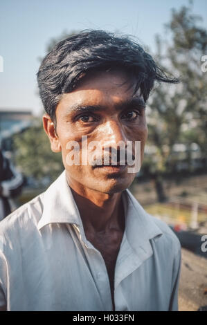 MUMBAI, INDE - 08 janvier 2015 : Indian man non identifiés avec moustache est dans la rue. Post-traités avec grain, texture et Banque D'Images