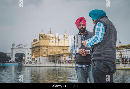 AMRITSAR, INDE - 01 mars 2015 : Golden Temple Sikh Gurdwara est le plus sacré. Aussi connu comme le Harmandir Sahib et comme Sah Darbar Banque D'Images