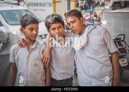 MUMBAI, INDE - 16 janvier 2015 : trois jeunes garçons en uniforme en stand street avec les mains sur l'épaule de chacun Banque D'Images