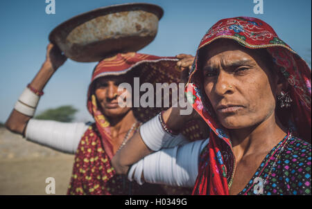 Région GODWAR, INDE - 14 février 2015 : stand Rabari tribeswomen dans le champ Port ailleurs et supérieure du bras de bracelets. On équilibre Banque D'Images