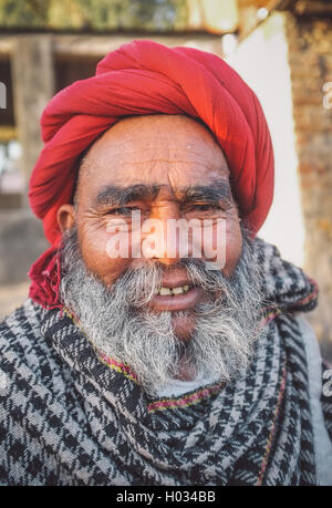 Région GODWAR, INDE - 14 février 2015 : personnes âgées Rabari tribesman avec turban rouge et une couverture autour des épaules. Post-processus Banque D'Images