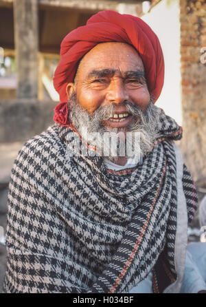 Région GODWAR, INDE - 14 février 2015 : personnes âgées Rabari tribesman avec turban rouge et une couverture autour des épaules. Post-processus Banque D'Images