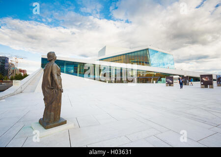 Oslo, Norvège - 31 juillet 2014 : Façade en verre d'Oslo Opera and Ballet House. La statue en bronze sur marbre blanc Granit Banque D'Images