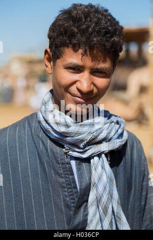 DARAW, EGYPTE - 6 février, 2016 : Portrait de garçon au marché aux chameaux. Banque D'Images