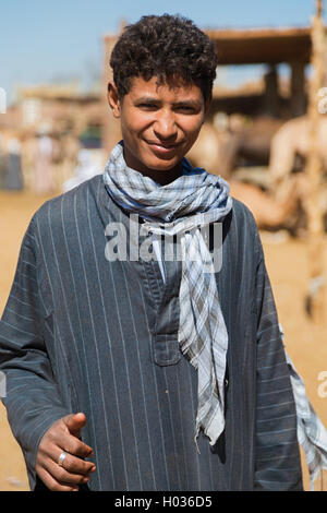 DARAW, EGYPTE - 6 février, 2016 : Portrait de garçon au marché aux chameaux. Banque D'Images