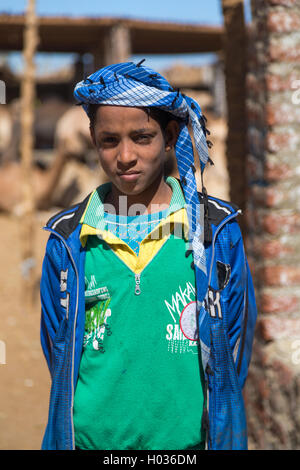 DARAW, EGYPTE - 6 février, 2016 : Portrait de garçon avec turban au marché aux chameaux. Banque D'Images