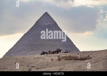 Le CAIRE, ÉGYPTE - 2 février 2016 : les touristes sur les chevaux en face de la grande pyramide de Gizeh. Banque D'Images