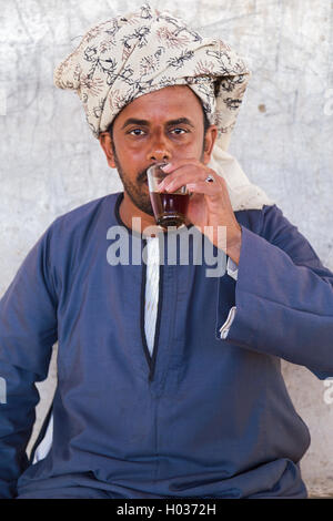 DARAW, EGYPTE - 6 février, 2016 : Portrait de vendeur de chameau local de boire le verre. Banque D'Images