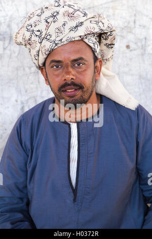 DARAW, EGYPTE - 6 février, 2016 : Portrait de chameau local commercial avec turban. Banque D'Images