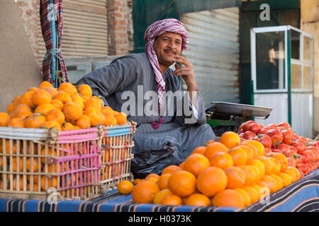 DARAW, EGYPTE - 6 février 2016 : l'alimentation locale au marché de Daraw du vendeur de vendre des oranges et des tomates. Banque D'Images