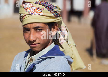 DARAW, EGYPTE - 6 février, 2016 : Portrait de garçon avec foulard. Banque D'Images