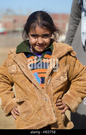 DARAW, EGYPTE - 6 février, 2016 : Portrait de jeune fille pour l'appareil photo. Banque D'Images