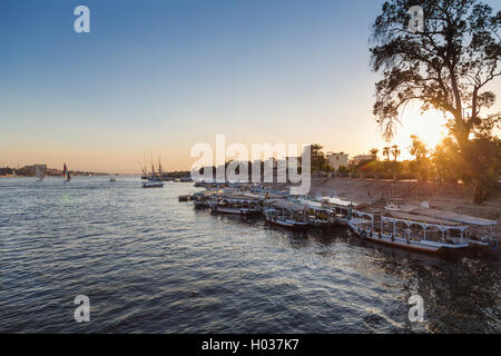 Louxor, Egypte - 11 février 2016 : bateaux de touristes à Louxor en front de mer. Banque D'Images