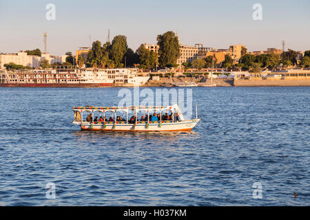 Louxor, Egypte - 11 février 2016 : bateaux de touristes à Louxor en front de mer. Banque D'Images