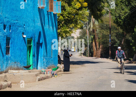 Louxor, Egypte - 11 février 2016 : les gens sur la rue en face de la maison colorée typique. Banque D'Images