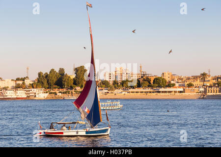 Louxor, Egypte - 11 février 2016 : bateaux de touristes à Louxor en front de mer. Banque D'Images