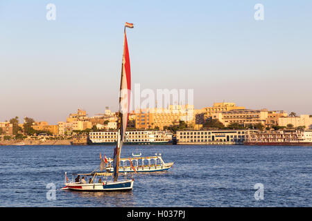 Louxor, Egypte - 11 février 2016 : bateaux de touristes à Louxor en front de mer. Banque D'Images