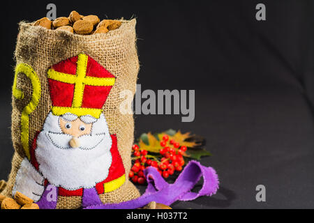 'De zak van Sinterklaas" (St. Nicholas' sac) rempli de 'pepernoten". Maison de vacances 'Sinterklaas traditionnel néerlandais'. Banque D'Images