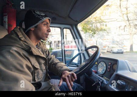 ZAGREB, CROATIE - le 17 octobre 2013 : les jeunes Roms homme conduisant un van à la recherche d'ordures de la rue. Banque D'Images