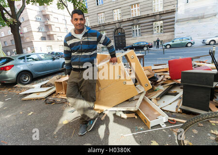 ZAGREB, CROATIE - le 17 octobre 2013 : Les jeunes roms au dépotoir de l'homme de la rue. Banque D'Images