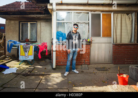 ZAGREB, CROATIE - 21 octobre 2013 : homme Rom posant devant sa maison. Banque D'Images