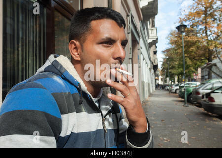 ZAGREB, CROATIE - le 17 octobre 2013 : Portrait de l'homme Rom cigarette au dépotoir de la rue. Banque D'Images