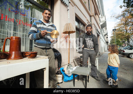 ZAGREB, CROATIE - le 17 octobre 2013 : famille rom la collecte des déchets au dépotoir de la rue. Banque D'Images