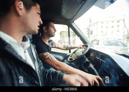 ZAGREB, CROATIE - le 17 octobre 2013 : les jeunes Roms homme conduisant un van à la recherche d'ordures de la rue. Banque D'Images