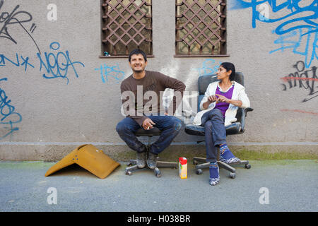 ZAGREB, CROATIE - 15 octobre 2013 : Roma couple sitting at les chaises au dépotoir. Banque D'Images